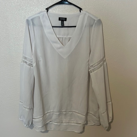 White long sleeve blouse size medium. - Picture 1 of 1